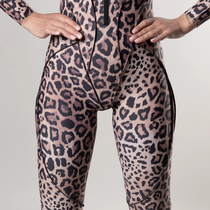 Комбинезон GIG спортивный с длинным рукавом и декоративными швами. Леопард