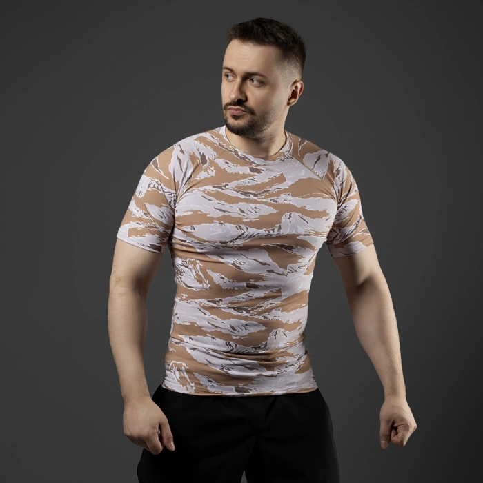 Мужской Рашгард GIG с коротким рукавом. Tiger Stripe Desert